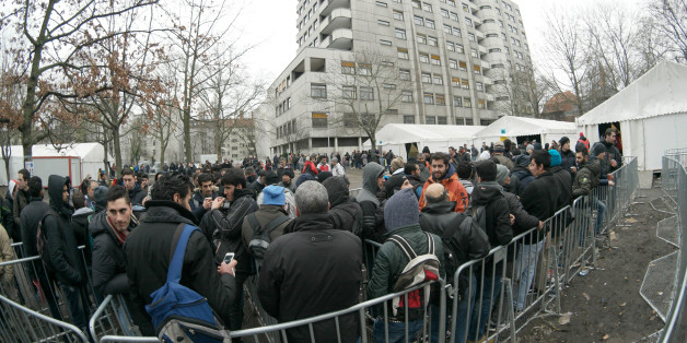 Eine Schlange vor dem Lageso in Berlin