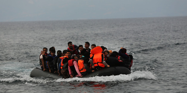 Ein Boot mit Flüchtlingen im griechischen Meer (Symbolfoto).