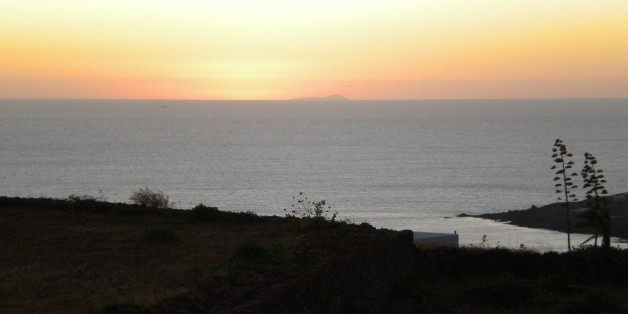 Pantelleria. Coucher de soleil sur le Cap Bon et la côte tunisienne jusqu'à Kelibia. Aout 2011.