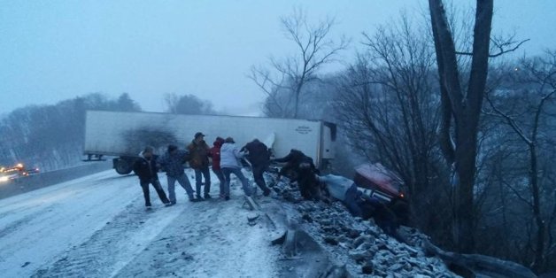 Grâce à une chaîne humaine, ce camionneur de Pennsylvanie a pu être sauvé après un accident (PHOTOS)