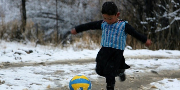 Murtaza Ahmadi, un Afghan de 5 ans portant un maillot découpé dans un sac plastique avec le nom et le numéro de son idole Lionel Messi, le 29 janvier 2016