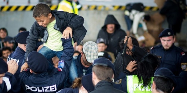 Des policiers autrichiens aident des migrants à traverser la frontière autrichienne