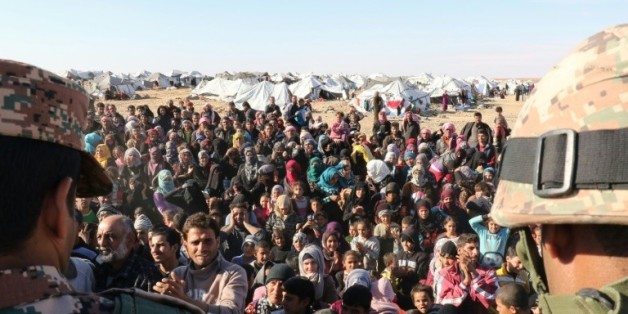 Des réfugiés syriens attendent pour passer en Jordanie, au point de contrôle d'Hadalat, à l'est d'Amman, le 14 janvier 2016