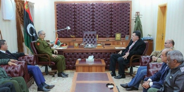 Le général Khalifa Haftar commandant des forces loyales au gouvernement et le chef du conseil présidentiel libyen reconnu par l'ONU, Fayez al-Sarraj, le 31 janvier 2016 à al-Marj