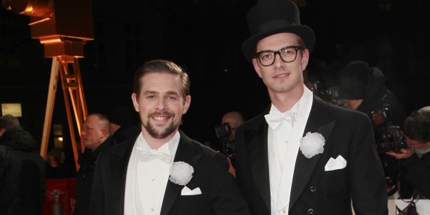 Joko Winterschiedt und Klaas Heufer-Umlauf spenden für die Hilfs-organisation "Moabit hilft!" (Photo by Franziska Krug/Getty Images)