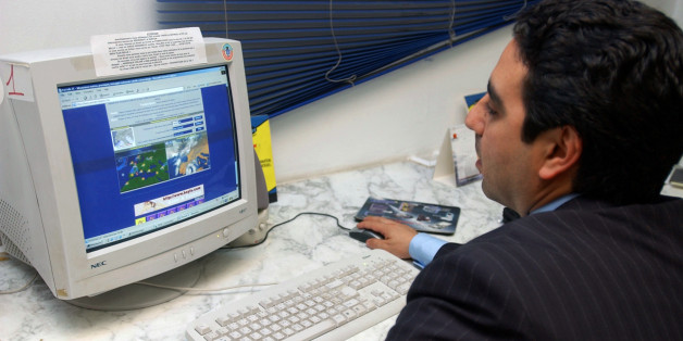 Un Tunisien navigue sur le web dans un Publinet. Crédit : AP Photo/Hassene Dridi