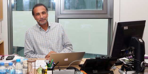 Tariq Ramadan (ici dans son bureau à Doha le 14 décembre 2015) va demander la nationalité française.