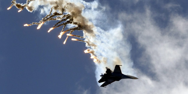 Ein russischer SU-27 Kampfjet fliegt bei einer Militärshow über Sankt Petersburg