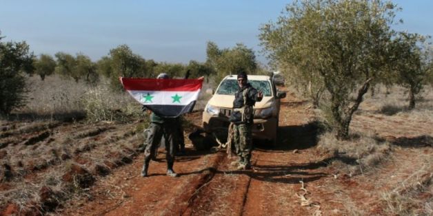 Des membres de forces pro-gouvernementales syriennes près de Zahraa, en Syrie, le 4 février 2016