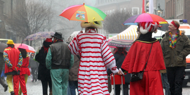 Weil starke Sturmböen erwartet werden, droht dem Düsseldorfer Rosenmontagszug das Aus