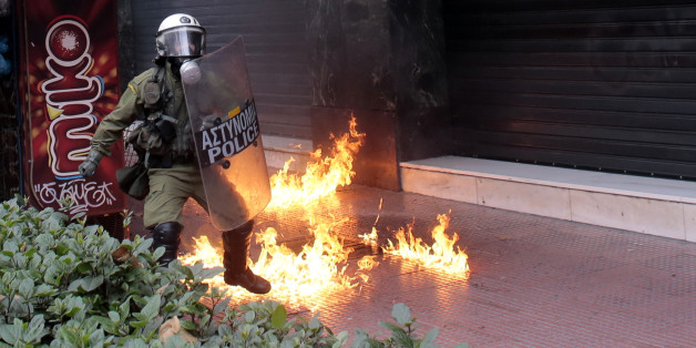 Ein Polizist im Feuer bei Ausschreitungen Anfang Februar in Athen.