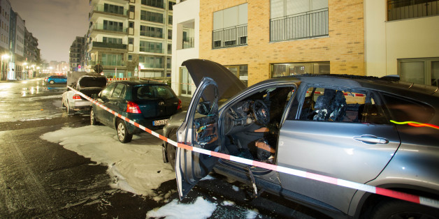 Am Park am Gleisdreieck in Berlin-Kreuzberg sind in der Nacht zum Samstag mehrere Autos in Brand gesetzt worden.