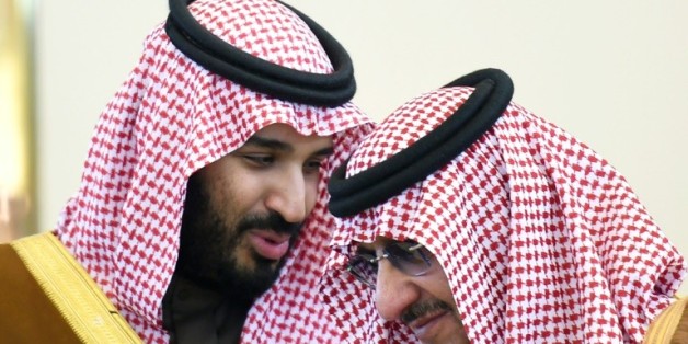 Le ministre de la Défense saoudien Mohamed bin Salman (G) discute avec le prince du royaume et ministre de l'Intérieur Mohammed bin Nayef, le 9 décembre 2015 à Ryad