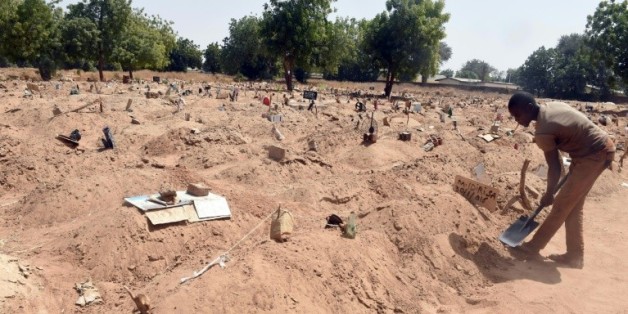 Des tombes où ont été enterrés les victimes de Boko Haram et les membres du groupe islamiste, le 2 février 2016 au cimetière de Gwange à Maiduguri, au Nigeria