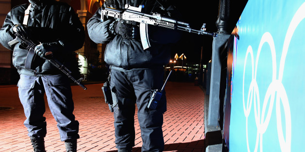 Russische Polizisten patroullieren während der Eröffnungsfeier der Olympischen WInterspiele in Sotschi 2014 (Archivbild)