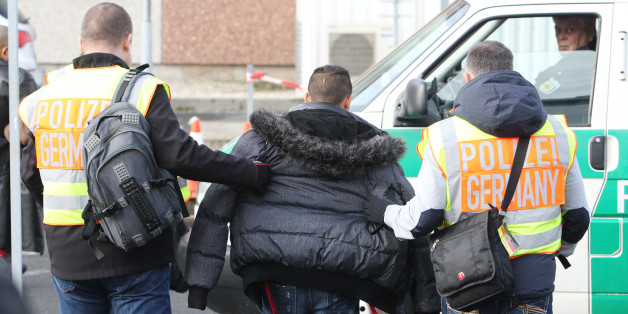 Polizisten begleiten einen straffällig gewordenen Asylbewerber am 24.11.2015 zum Flughafen Leipzig-Halle in Schkeuditz (Sachsen) zu seinem Abflug nach Belgrad (Serbien)