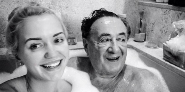 Richard Lugner und seine Cathy in der Wanne
