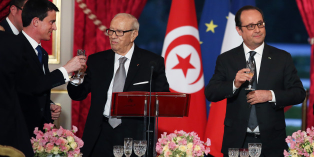 Tunisian President, Beji Caid Essebsi, center, shares a toast with French Prime Minister, Manuel Valls, left, as French President Francois Hollande, right, looks on, at the start of a dinner at the Elysee Palace in Paris, France, Tuesday April 7, 2015. Tunisian President Behi Caid Essebsi is on a two-day state visit in France. (AP Photo/Remy de la Mauviniere/Pool)