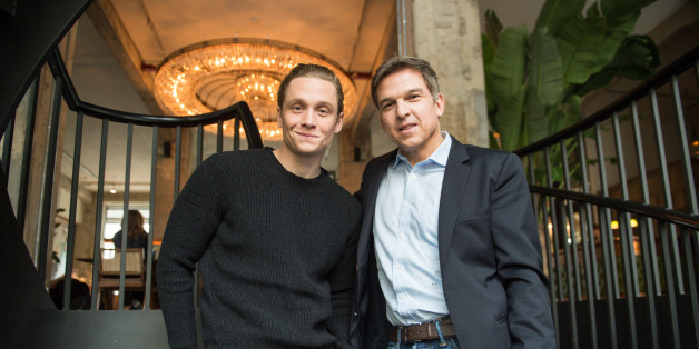 Freuen sich auf die deutsche "Amazon"-Serie "Wanted": Amazon-Video-Deutschland-Chef Christoph Schneider (r) und der Schauspieler Matthias Schweighöfer