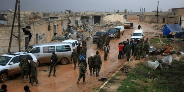 Des soldats du gouvernement syrien se rassemblent après la prise du village de Ratian, au nord de la ville assiégée d'Alep , le 6 février 2016
