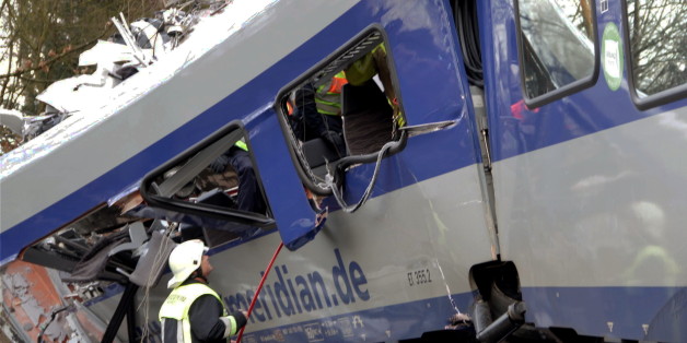 Ein Helfer steht an dem verunglückten Zug in Bad Aibling