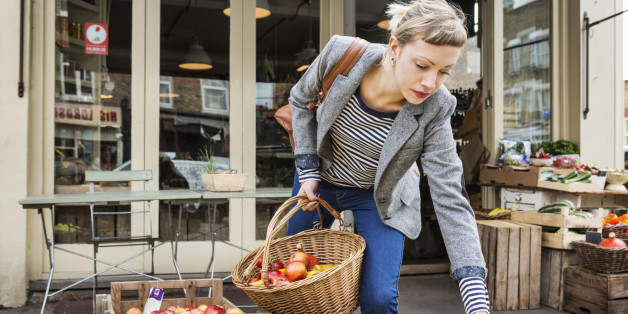 Woman shopping for organic fruit.
