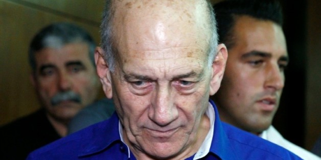 L'ancien Premier ministre israélien Ehud Olmert arrive au tribunal de Tel Aviv, le 13 mai 2014