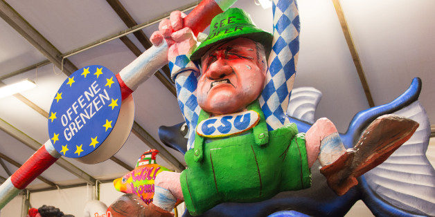 Eine Pappmaché-Figur im Düsseldorfer Karneval zeigt Seehofers Kampf gegen eine offenere Asylpolitik.