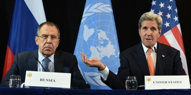 Le chef de la diplomatie américaine John Kerry (d) et son homologue russe Sergueï Lavrov, le 11 février 2016 à Munich