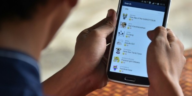 Un homme consulte des émoticônes gays, le 12 février 2016 à Jakarta