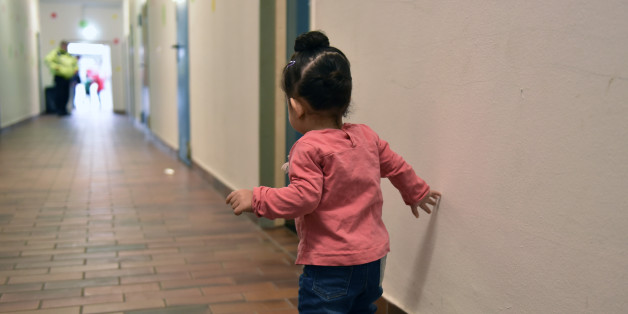 Ein irakisches Kleinkind steht in der Erstaufnahmeeinrichtung (EAE) in Fuldatal-Rothwesten (Hessen)