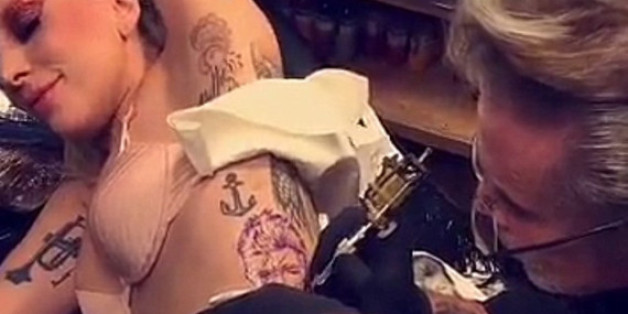Lady Gaga lässt sich David Bowies Gesicht tätowieren