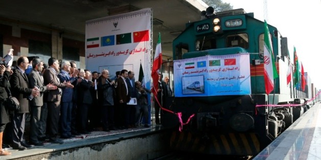 Des responsables iraniens applaudissent, sur le quai de la gare de Téhéran, l'arrivée du premier train reliant la Chine et l'Iran, redonnant vie à la célèbre "route de la soie", le 15 février 2016