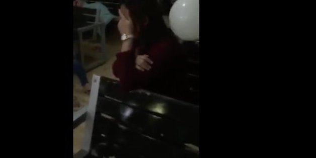 Bei der Trauerfeier weint die Mutter um ihren Sohn. Dann fliegt plötzlich ein weißer Ballon auf sie zu.