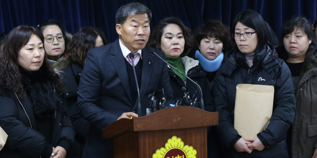 안산 단원고등학교 학교운영위원회, 학부모회 등으로 구성된 '단원고 교육가족' 30여명이 2일 오전 경기도 수원시 경기도의회 브리핑룸에서 기자회견을 열고 "존치교실을 재학생에게 돌려줄 때가 됐다"고 호소하고 있다.