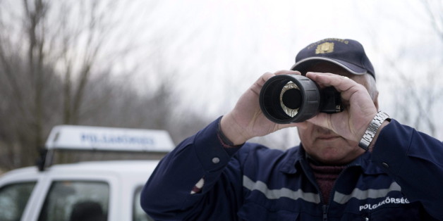 Ein Polizist am ungarischen Grenzzaun