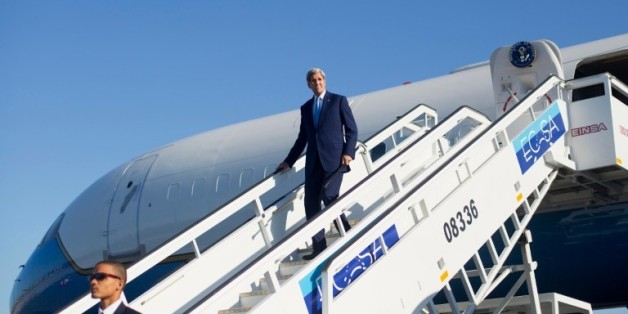 Le secrétaire d'Etat américain John Kerry arrive à l'aéroport de la Havane le 14 août 2015