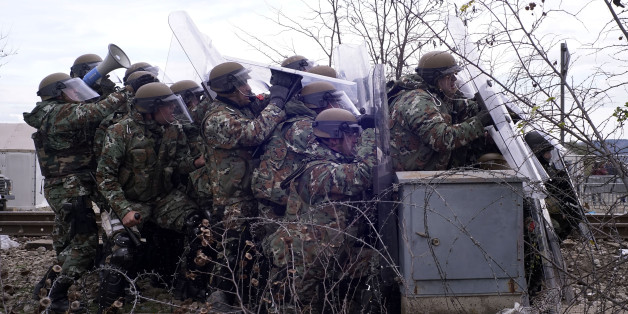 Soldaten in Mazedonien in einer Auseinandersetzung mit Flüchtlingen