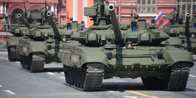 Russische T-90 Panzer bei einer Militärparade in Moskau