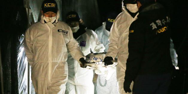 사라진 큰딸을 찾지 않고 작은딸을 학교에 보내지 않아 아동 유기 및 교육적 방임으로 구속 수사를 받는 어머니 박모 씨가 큰딸을 살해 후 암매장했다고 자백한 15일 오후 경기도 광주시의 한 야산에서 경찰이 사체를 수습해 내려오고 있다.