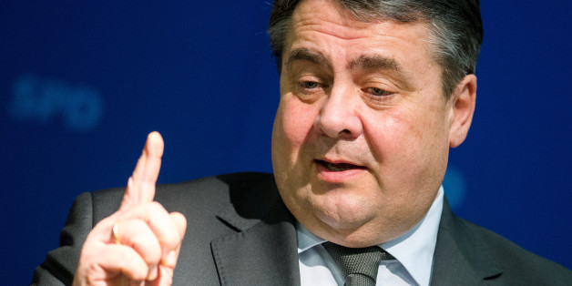 Vize-Bundeskanzler Sigmar Gabriel (SPD) spricht am 08.02.2016 in Hamburg während eines SPD-Kreisverbandstreffens