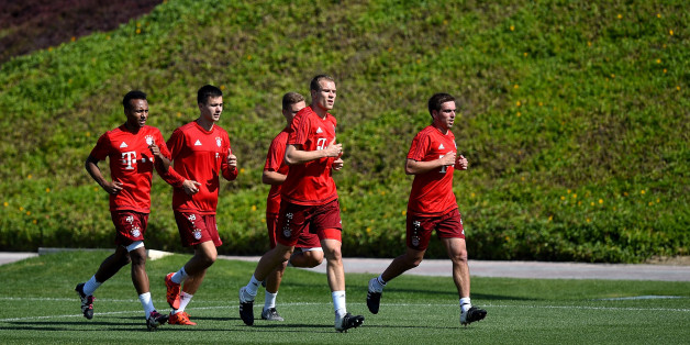 "FC Bayern"-Spieler Holger Badstuber (2. von rechts) ist oft verletzt, aber vergleichsweise schnell fit. Woran liegt das?