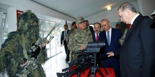 Image fournie par le service de presse présidentiel turc du président Erdogan, le 16 février 2016, lors d'une visite au siège des forces spéciales de la gendarmerie à Ankara