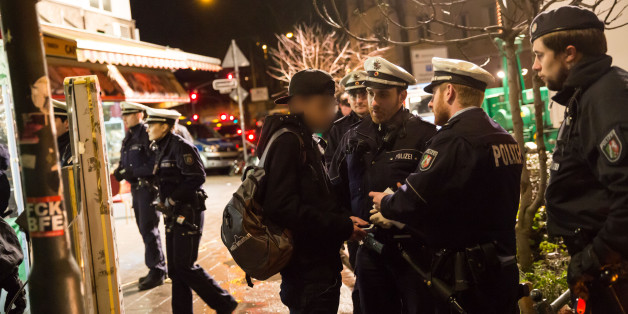 Polizisten bei einer Razzia im "Mahgreb-Viertel in Düsseldorf"