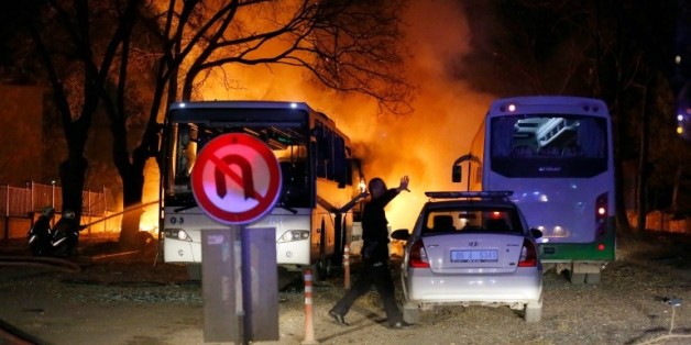 Un policier sur les lieux d'une explosion visant des véhicules militaires à Ankara, le 17 février 2016