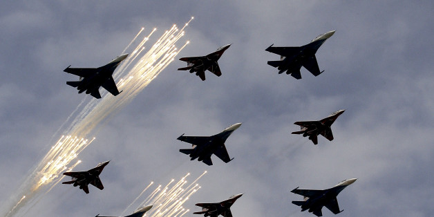 Russische Jets während einer Flugshow über dem Roten Platz in Moskau