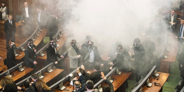 Au Kosovo, l'opposition lance du gaz lacrymogène dans le Parlement.