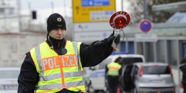 Deutsche Polizisten kontrollieren Autofahrer bei der Einreise von Strassburg nach Kehl am Freitag, 27. Maerz 2009. Bis zum Natogipfel am 3. und 4. April muessen Reisende wieder mit Grenzkontrollen rechnen. Der Schengener Grenzkodex gestattet die Moeglichkeit temporaerer Kontrollen an den EU-Binnengrenzen ausdruecklich. (AP Photo/Winfried Rothermel) --- German police officers control drivers at the borderstation in Kehl, Germany, on Friday, March 27, 2009. Till the OTAN- summit German and French border controls will take place. (AP Photo/Winfried Rothermel)