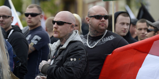Teilnehmer eines Aufmarsches der rechtsextremen Gruppierung "Der dritte Weg" gehen am 01.05.2015 in Saalfeld (Thüringen) durch die Stadt (Archivbild)