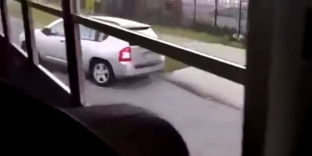 Diese Autofahrerin dachte wohl, sie kommt mit ihrem "Ausweichmanöver" davon